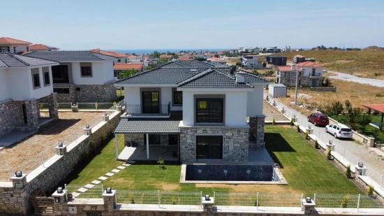 Seferihisar Akarcada Müstakil Havuzlu Lüx Şömüneli Satılık 4+1 Villa